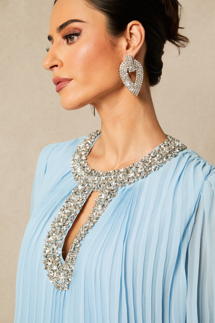 Model trägt das Yvonne Kleid bei einer Abendveranstaltung KYMA