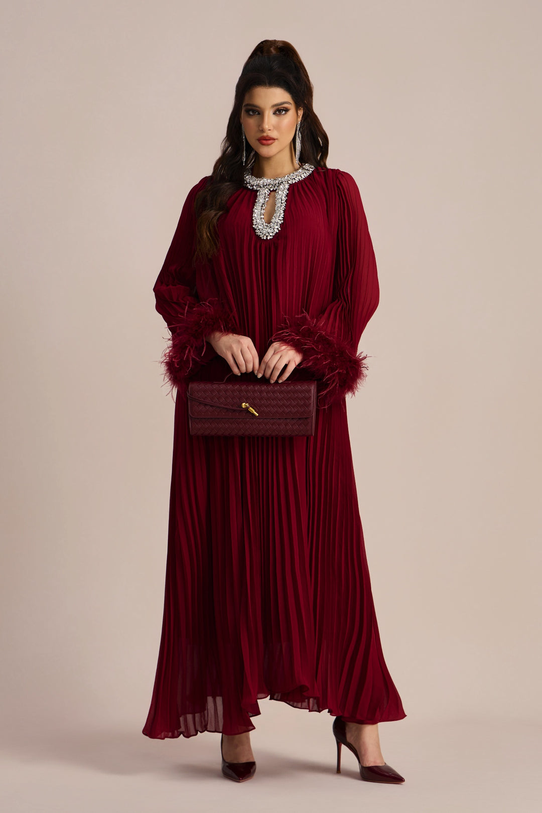 Yvonne Diamante gefiedertes plissiertes Maxi-Chiffonkleid Detail Federn - KYMA