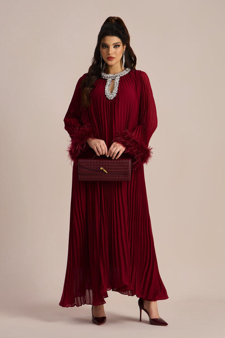 Yvonne Diamante gefiedertes plissiertes Maxi-Chiffonkleid Detail Federn - KYMA