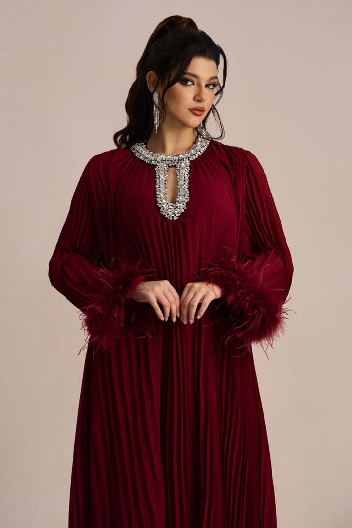 Yvonne Diamante gefiedertes plissiertes Maxi-Chiffonkleid Detail Kragen - KYMA