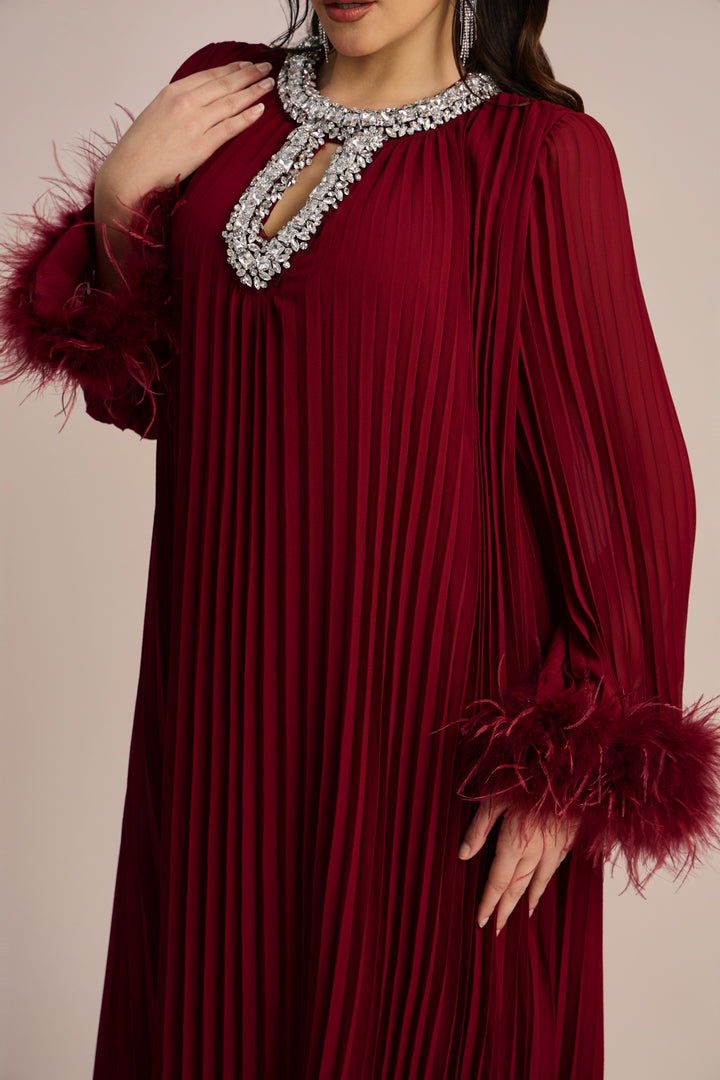 Yvonne Diamante gefiedertes plissiertes Maxi-Chiffonkleid im Ganzen - KYMA