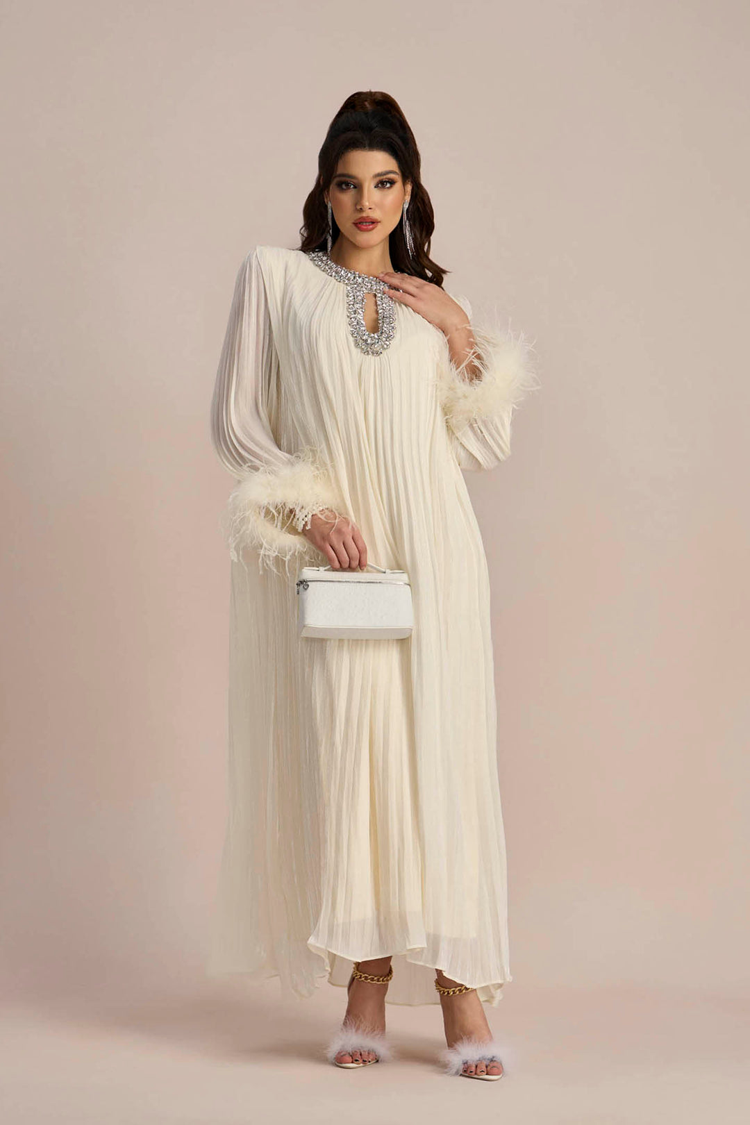 Yvonne Diamante gefiedertes plissiertes Maxi-Chiffonkleid – KYMA – Detailansicht Kragen