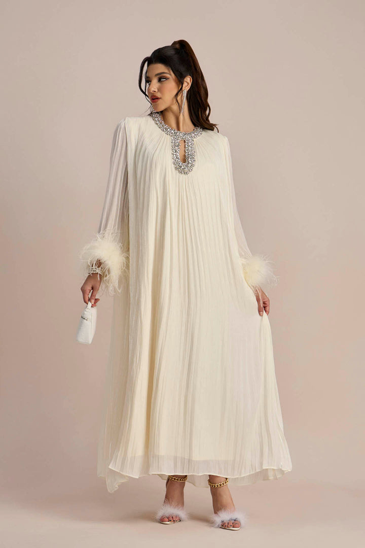 Yvonne Diamante gefiedertes plissiertes Maxi-Chiffonkleid – KYMA – Vorderansicht