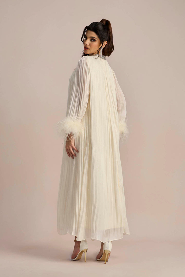 Yvonne Diamante gefiedertes plissiertes Maxi-Chiffonkleid – KYMA – Tragebild