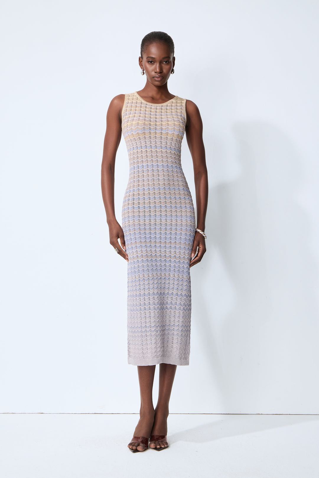 Blaues ärmelloses Chevron-Strick-Midikleid