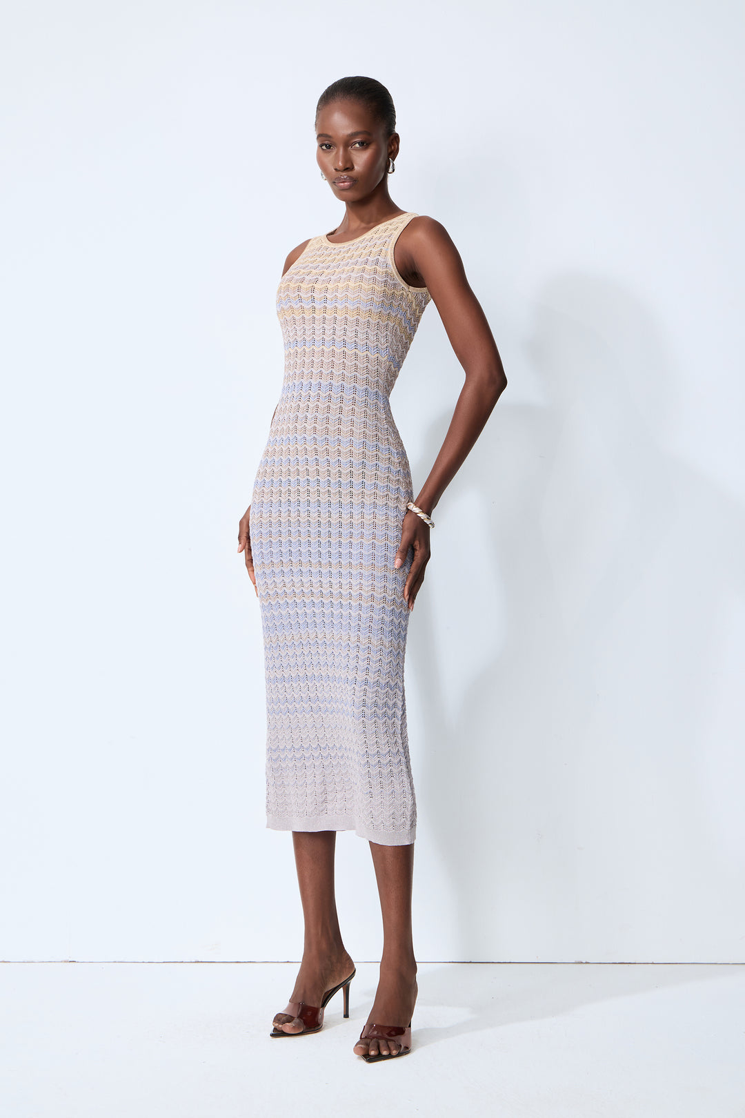 Model trägt das Midikleid