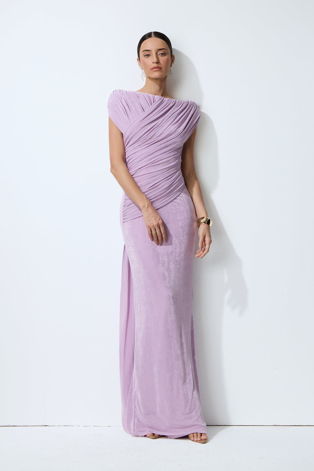 Lila One-Shoulder Maxikleid mit Raffung - Detailansicht Schulter - KYMA