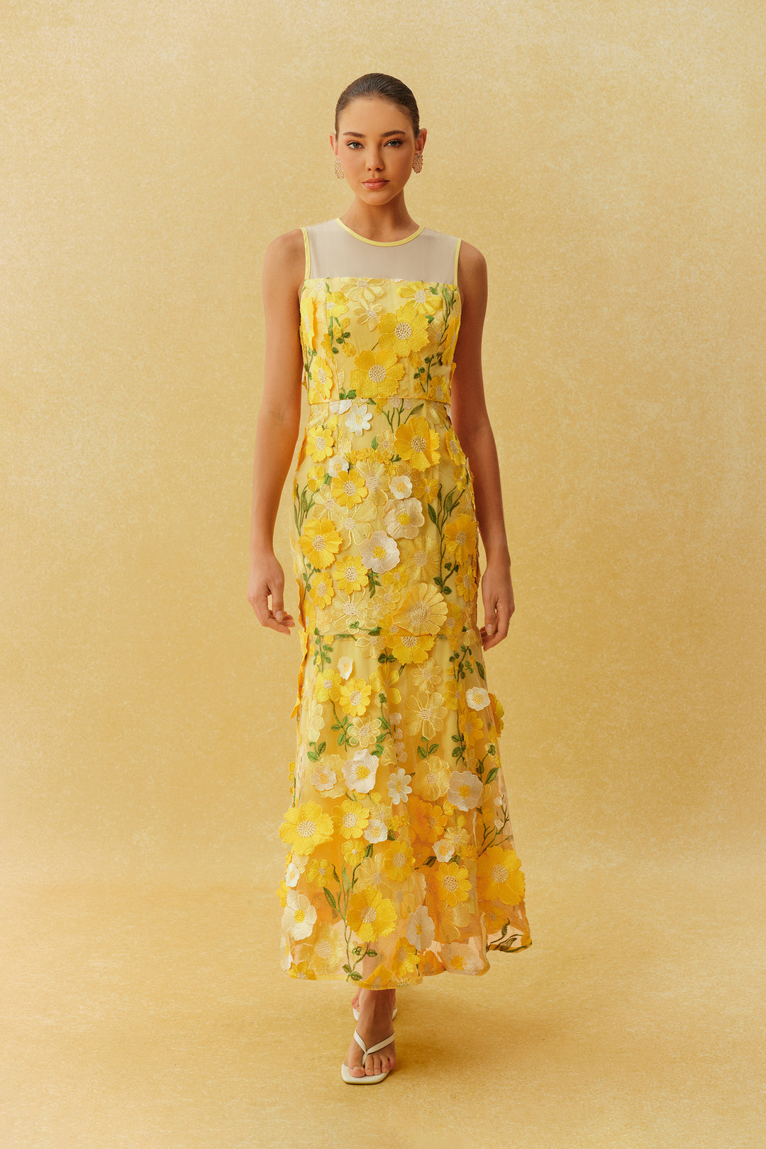 Gelbes ärmelloses Midikleid mit Blumenstickerei Vorderansicht - KYMA