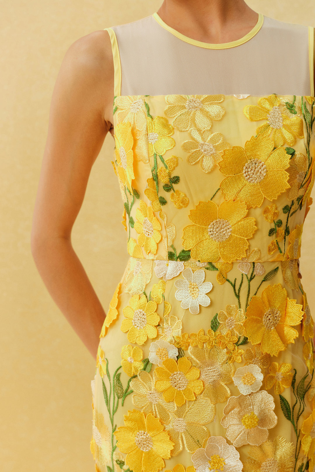 Detail der 3D-Blumenstickerei am Ausschnitt - KYMA