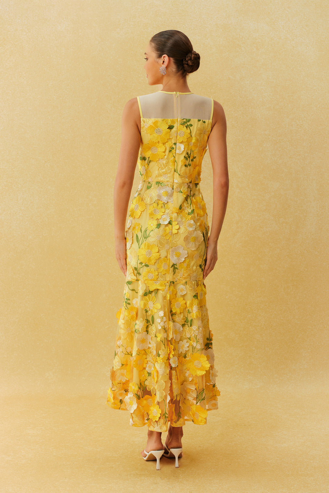 Model trägt das gelbe Blumen-Midikleid - KYMA