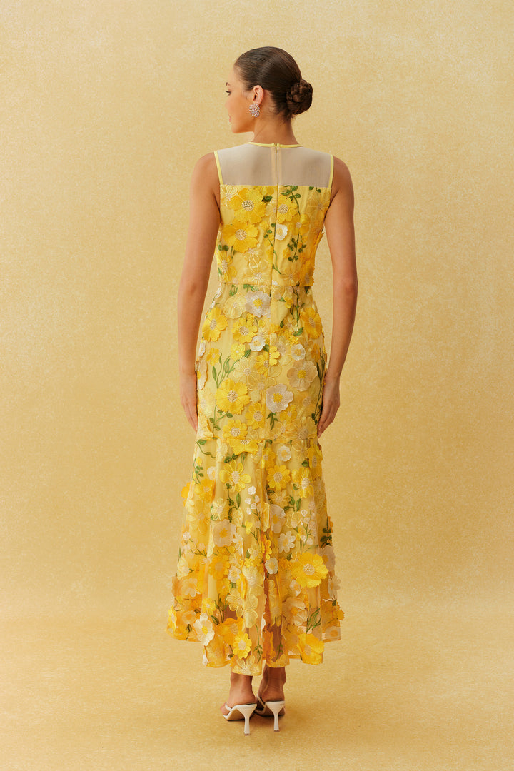 Model trägt das gelbe Blumen-Midikleid - KYMA