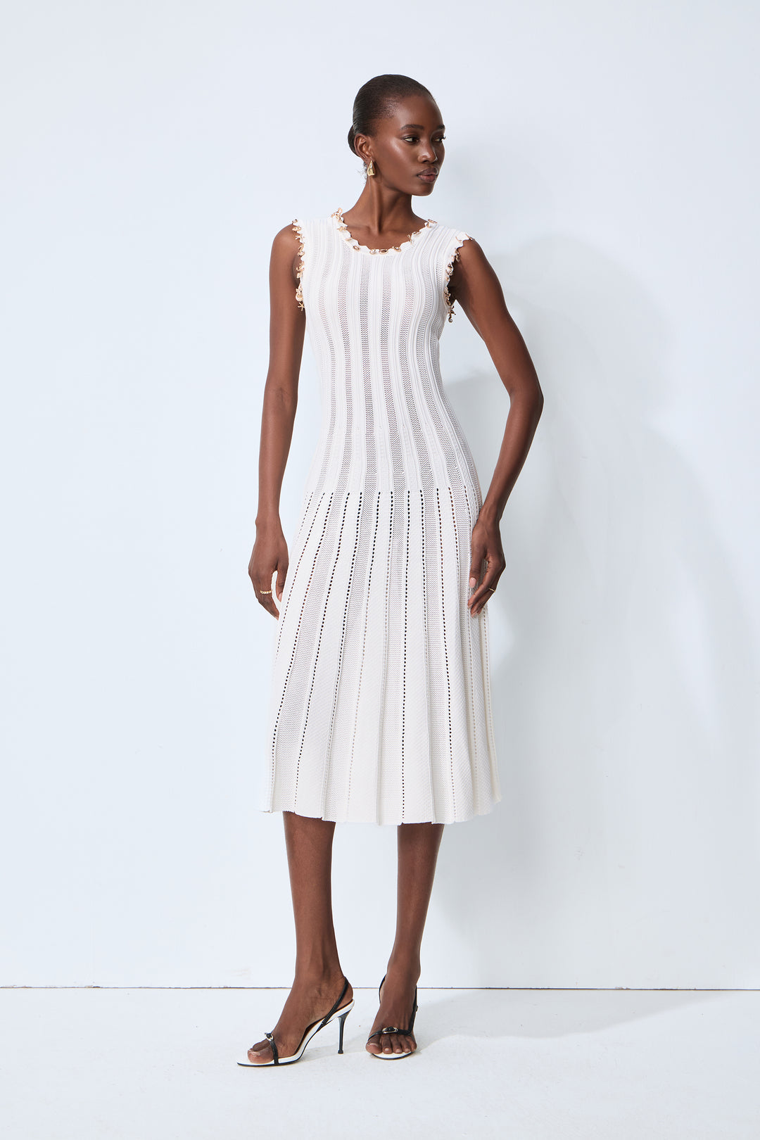 Zartes Strick-Midikleid mit Perlenbesatz und Rundhalsausschnitt