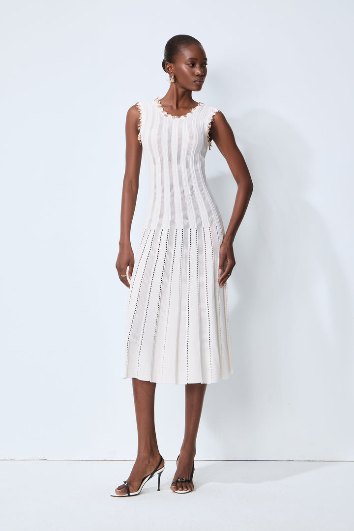 Zartes Strick-Midikleid mit Perlenbesatz und Rundhalsausschnitt